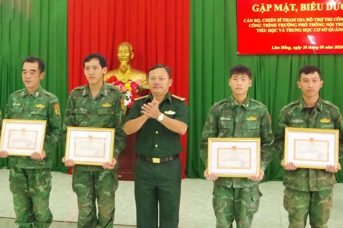 Ban Chỉ huy BĐBP tỉnh Lâm Đồng khen thưởng cho các cá nhân có thành tích trong thực hiện nhiệm vụ hỗ trợ xây dựng trường nội trú liên cấp