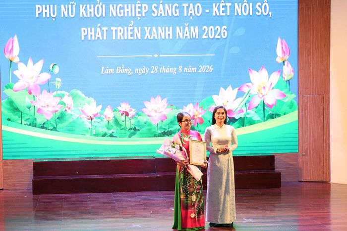 Trao giải Nhất cuộc thi cho chị Nguyễn Hoàng Thư Hương, khu vực Bình Thuận với dự án “Xây dựng hệ sinh thái thanh long sạch 4.0 theo hướng kinh tế tuần hoàn, chuyển đổi số và phát triển chuỗi giá trị xanh bền vững”