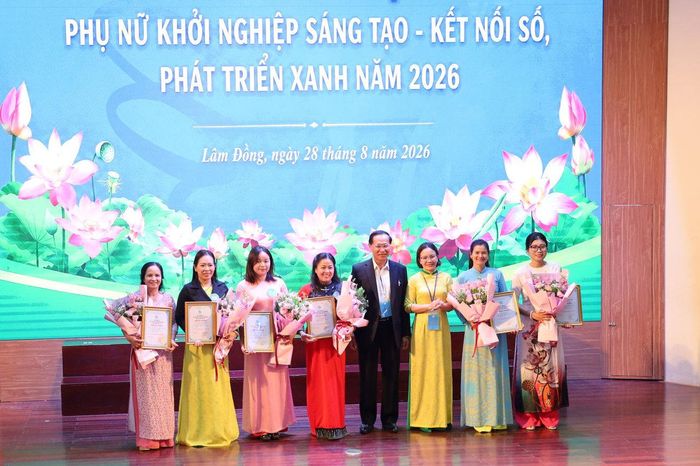 Ban Tổ chức trao giải cho các dự án, ý tưởng xuất sắc nhất tại hội thi