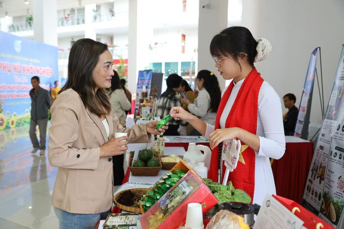 Tham quan không gian trưng bày với các gian hàng, giới thiệu sản phẩm OCOP, sản phẩm khởi nghiệp, đặc trưng của các hợp tác xã, tổ hợp tác, doanh nghiệp nữ, hộ kinh doanh và thí sinh tham dự cuộc thi