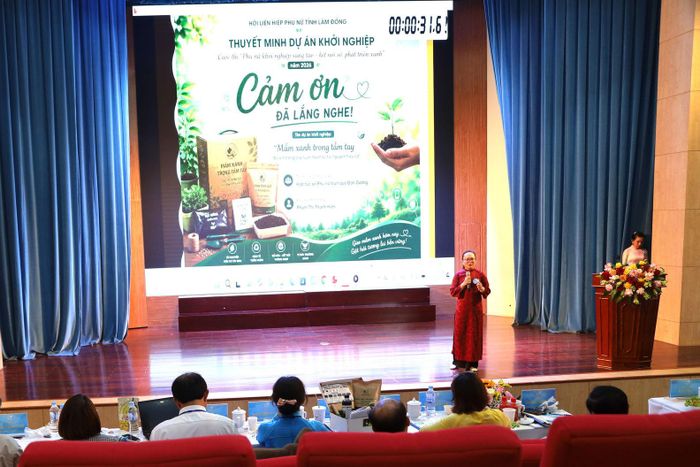 Các thí sinh trình bày các ý tưởng, dự án của mình trước Ban giám khảo