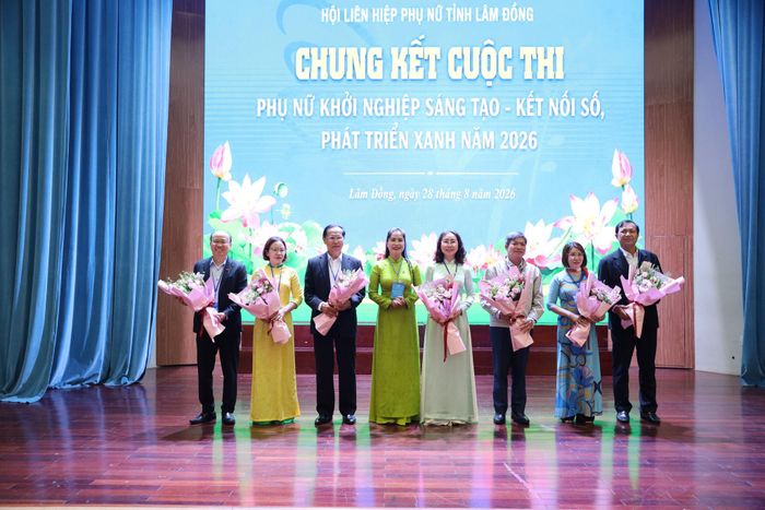 Ban Tổ chức tặng hoa, chụp hình lưu niệm với Ban Giám khảo cuộc thi