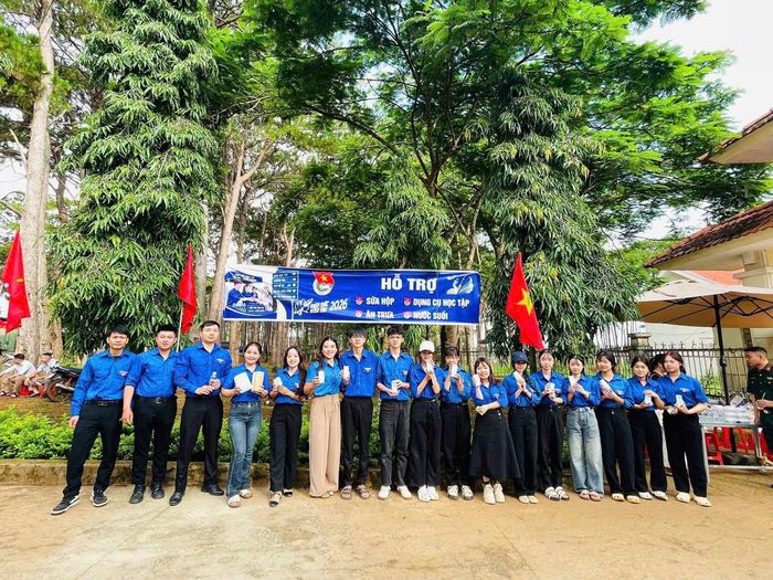 Chương trình "Tiếp sức mùa thi" ở xã Quảng Sơn thu hút đông đảo đoàn viên tham gia