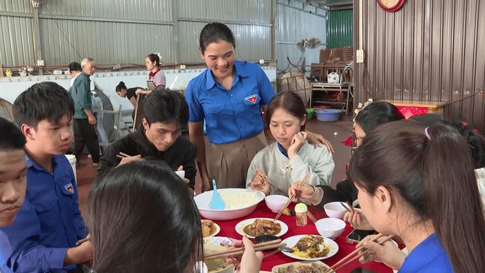 "Bữa cơm 0 đồng" do chị H'Hai, Bí thư Đoàn Thanh niên xã Quảng Sơn khởi xướng