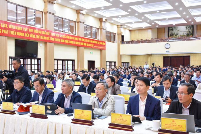 Các đồng chí trong Ban Thường vụ Tỉnh ủy dự hội nghị