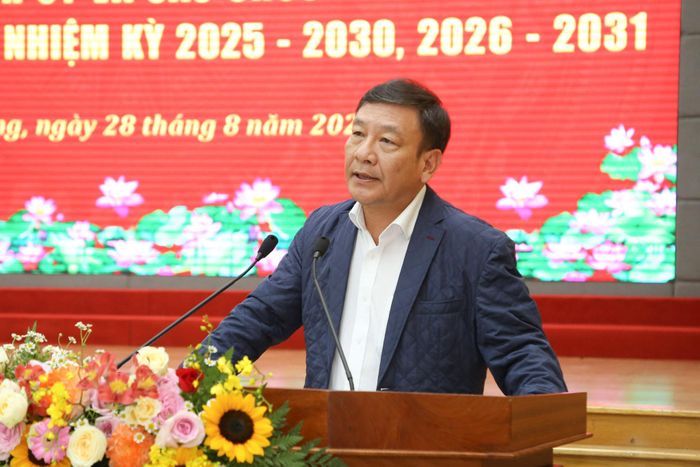 Đồng chí Bùi Thắng, Phó Bí thư Tỉnh ủy phát biểu tại hội nghị
