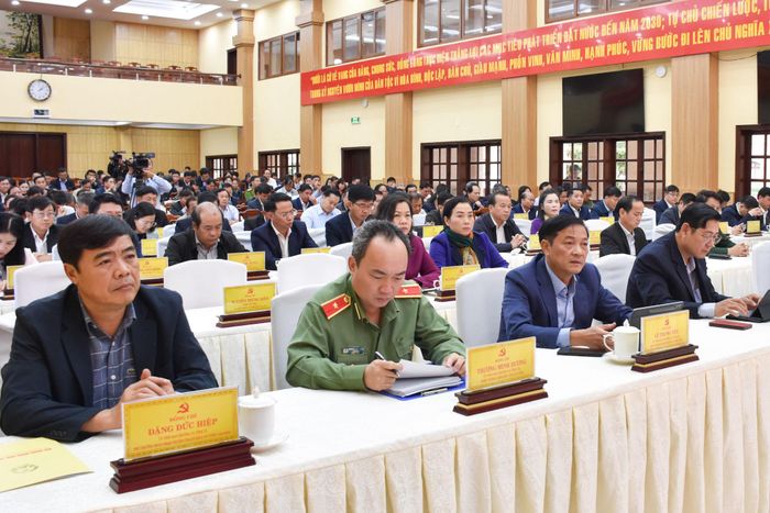 Các đồng chí trong Ban Thường vụ Tỉnh ủy dự hội nghị