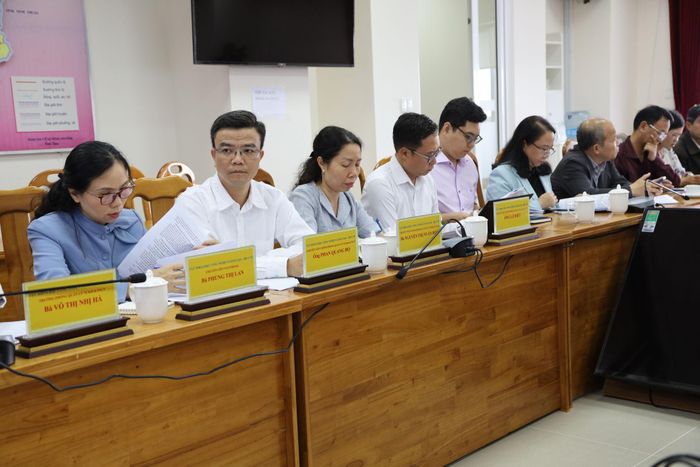 Các đại biểu tham dự buổi làm việc