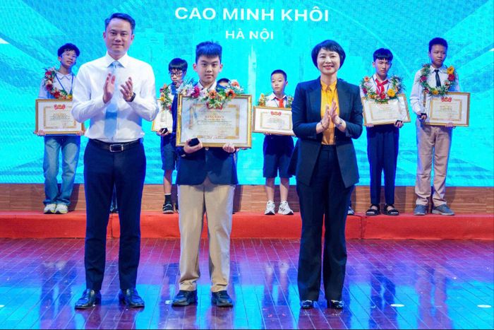 Đồng chí Nguyễn Kim Quy, Bí thư Ban Chấp hành Trung ương Đoàn, Phó Chủ tịch thường trực Trung ương Hội Liên hiệp Thanh niên Việt Nam và đồng chí Phạm Thị Phúc, Phó Bí thư Tỉnh ủy, Chủ tịch Ủy ban Mặt trận Tổ quốc Việt Nam tỉnh Lâm Đồng trao giải nhất cho thí sinh