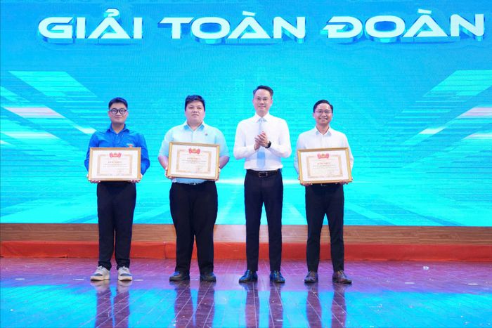 Trao giải cho các đoàn đạt nhiều giải nhất tại Hội thi