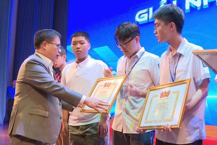 Đồng chí Nguyễn Ngọc Phúc, Tỉnh ủy viên, Phó Chủ tịch Ủy ban nhân dân tỉnh Lâm Đồng trao giải cho các thí sinh đạt giải