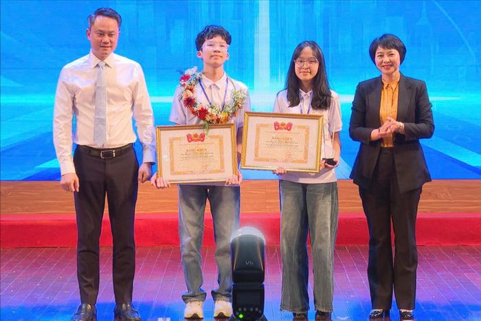 Đồng chí Phạm Thị Phúc, Phó Bí thư Tỉnh ủy, Chủ tịch Ủy ban Mặt trận Tổ quốc Việt Nam tỉnh Lâm Đồng và Đồng chí Nguyễn Kim Quy, Bí thư Ban Chấp hành Trung ương Đoàn, Phó Chủ tịch thường trực Trung ương Hội Liên hiệp Thanh niên Việt Nam trao giải nhất cho các thí sinh