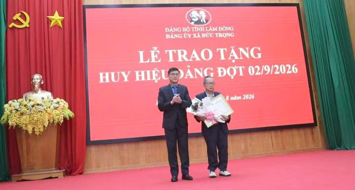 Đồng chí Nguyễn Khắc Bình, Ủy viên BTV Tỉnh ủy, Chánh Văn phòng Tỉnh ủy Lâm Đồng, trao Huy hiệu Đảng cho đảng viên