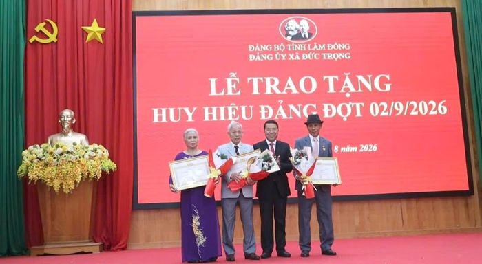 Đồng chí Tôn Thiện San, Tỉnh ủy viên, Giám đốc Sở Văn hóa, Thể thao và Du lịch, trao Huy hiệu Đảng cho các đảng viên
