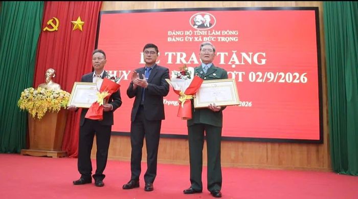Đồng chí Nguyễn Khắc Bình, Ủy viên BTV Tỉnh ủy, Chánh Văn phòng Tỉnh ủy Lâm Đồng, trao Huy hiệu Đảng cho các đảng viên.