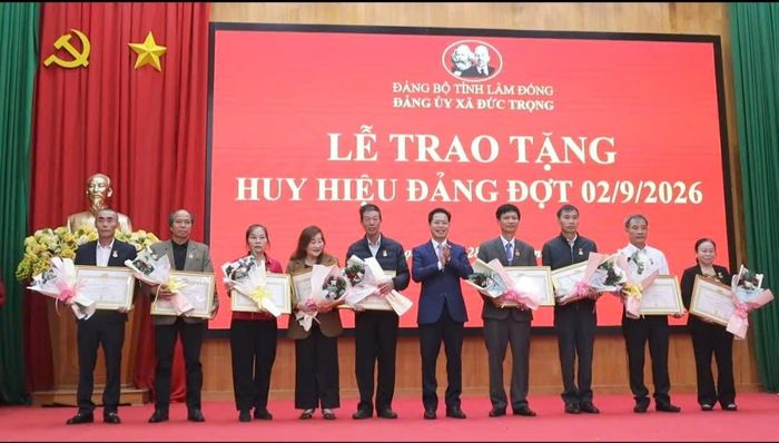 Đồng chí Trần Trung Hiếu, Bí thư Đảng ủy, Chủ tịch HĐND xã Đức Trọng, trao Huy hiệu Đảng cho các đảng viên