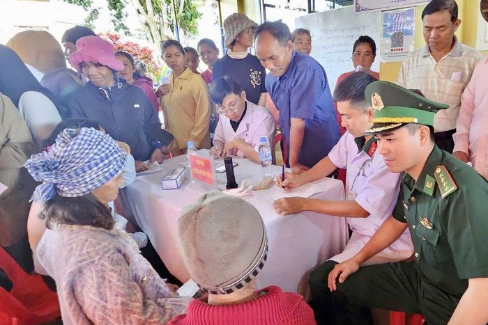 Khám bệnh miễn phí cho các hộ dân tại xã Đắk Đam, huyện Ô Răng, tỉnh Mondulkiri, Vương quốc Campuchia