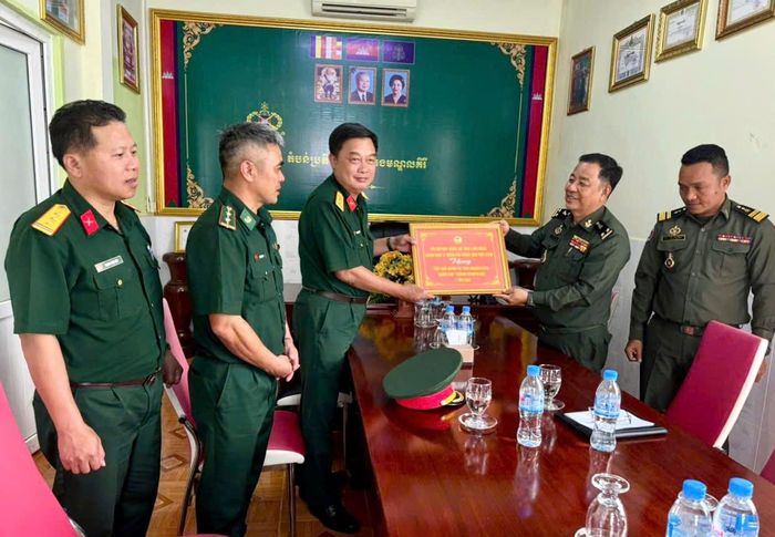 Thăm, tặng quà Tiểu khu Quân sự tỉnh Mondulkiri