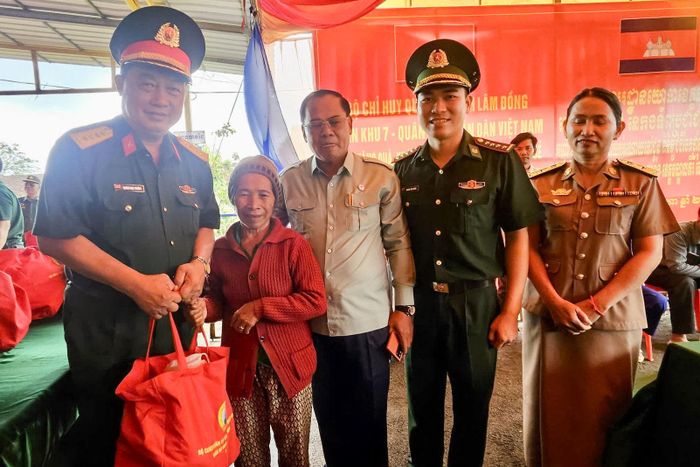 Đại tá Trương Ngọc Trường tặng quà hộ dân khó khăn tại xã Đắk Đam, huyện Ô Răng, tỉnh Mondulkiri, Vương quốc Campuchia