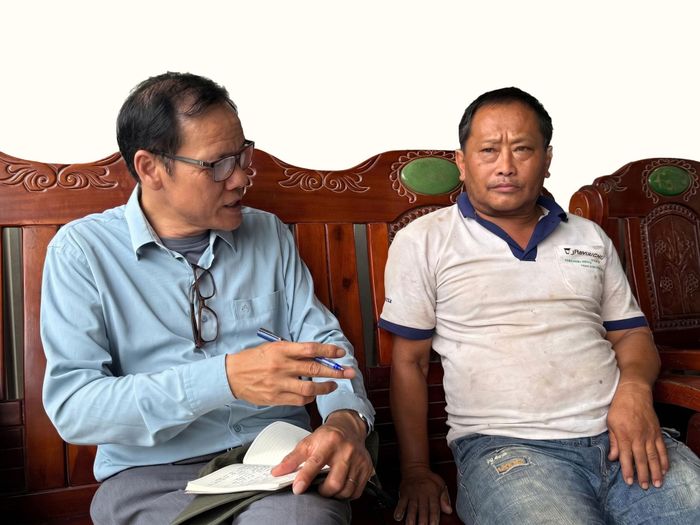 Ông Giàng Seo Phơ (bên phải) trao đổi với tác giả rằng, ngày ấy nghèo lắm, khổ lắm...
