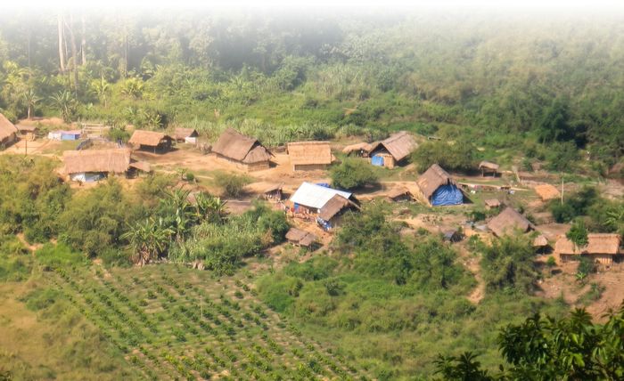 Bản Mông những ngày đầu, tạm bợ và nghèo đói