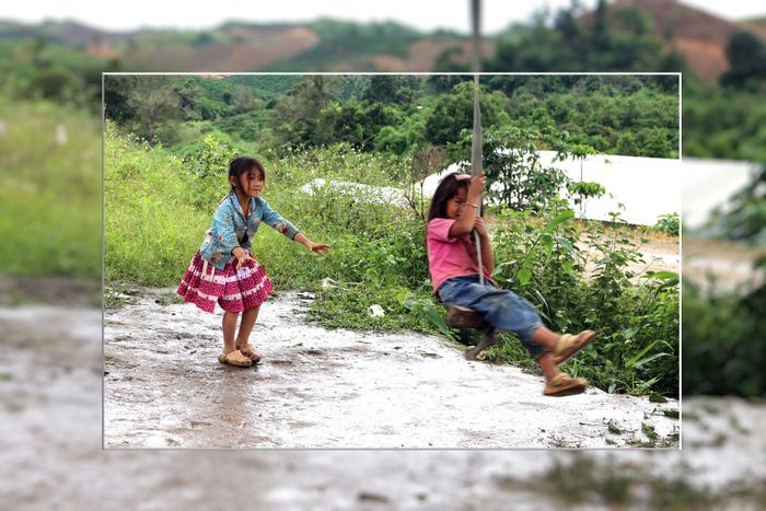 Trò chơi giản dị của những đứa trẻ làng Mông