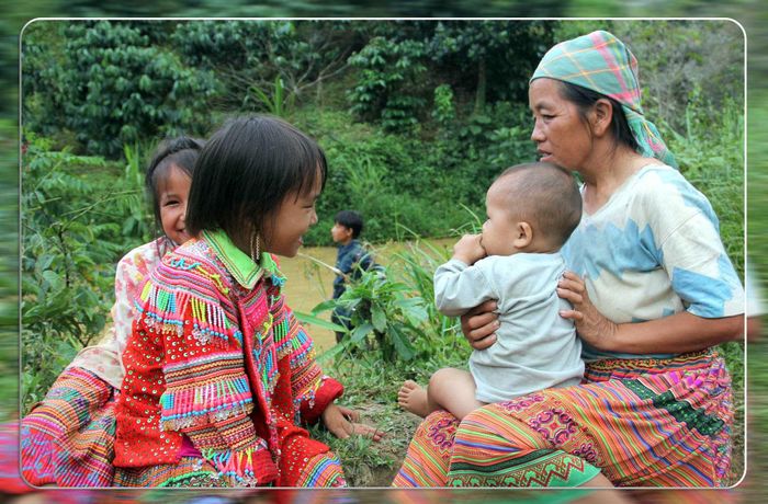 Mẹ con người Mông tiểu khu 179 trên vùng quê mới những ngày đầu lập bản