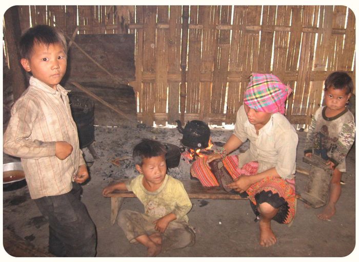 Mẹ con chị Thào Thị Tùng trong túp lều nứa (ảnh chụp 20 năm trước)