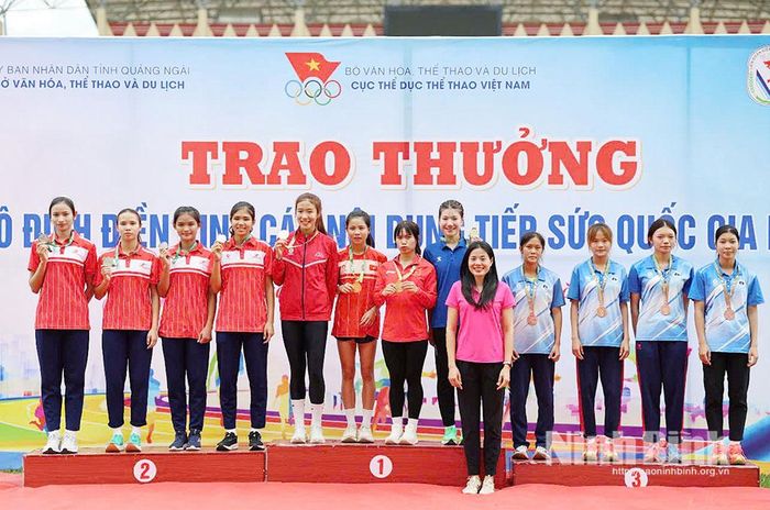 Các vận động viên Ninh Bình giành Huy chương Vàng nội dung 4x400m nữ U20.