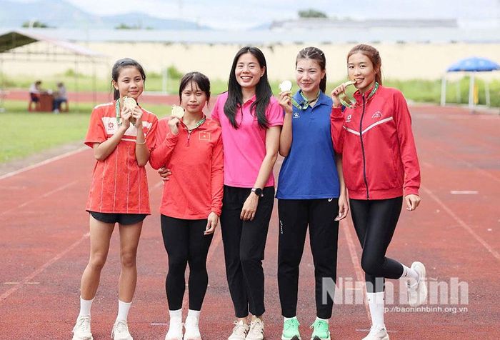 Huấn luyện viên Nguyễn Thị Huyền chia vui cùng các vận động viên giành Huy chương Vàng nội dung 4x400m nữ U20.