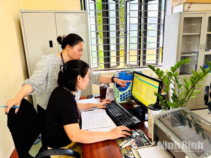 Viên chức dân số chuyên trách tại Trạm Y tế phường Hoa Lư cập nhật biến động dân cư trên Hệ thống thông tin chuyên ngành.