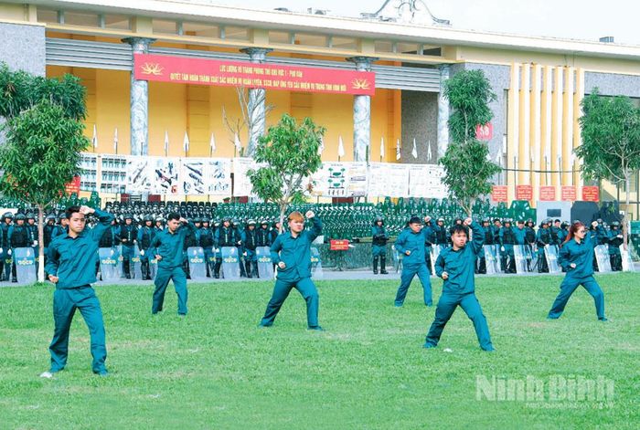 Lực lượng dân quân tự vệ tích cực huấn luyện, rèn luyện, nâng cao thể lực, bản lĩnh và khả năng sẵn sàng chiến đấu, đáp ứng yêu cầu nhiệm vụ trong tình hình mới.