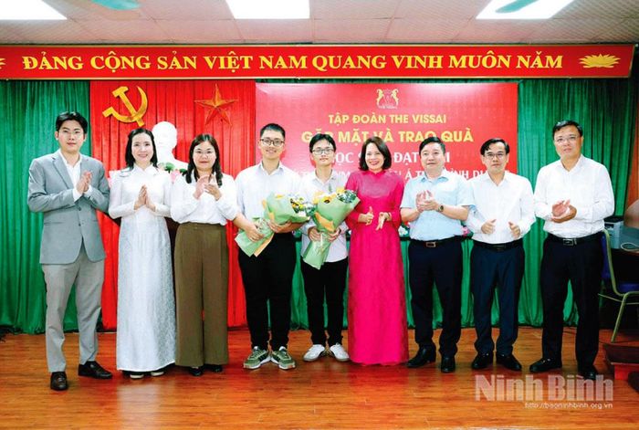 Trường THPT chuyên Lương Văn Tụy phối hợp với Tập đoàn The Vissai khen thưởng học sinh các trường THPT chuyên đoạt giải tại Kỳ thi Olympic Châu Á - Thái Bình Dương.