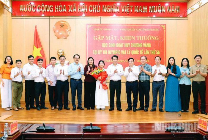Các đồng chí lãnh đạo tỉnh tặng hoa chúc mừng, khen thưởng em Nguyễn Thị Bích Ngọc, học sinh Trường THPT chuyên Lê Hồng Phong xuất sắc đoạt Huy chương Vàng, Kỳ thi Olympic Vật lý quốc tế lần thứ 56.