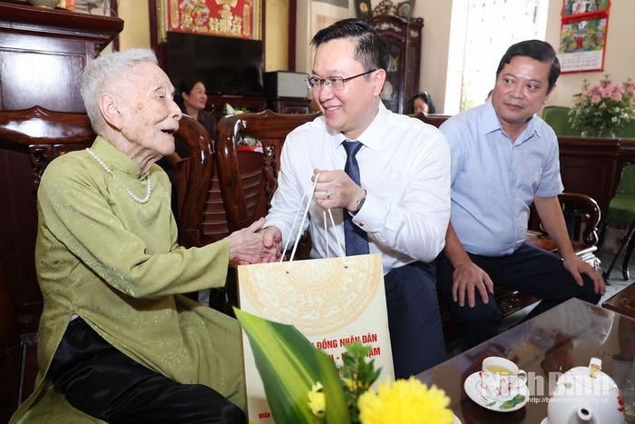 Đồng chí Trần Đăng Quỳnh, Ủy viên dự khuyết Trung ương Đảng, Phó Bí thư Thường trực Tỉnh ủy thăm, tặng quà cụ Phạm Thị An, cán bộ Lão thành cách mạng, trú tại xóm Phú Vinh, xã Phát Diệm.