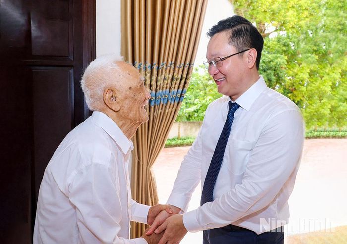 Đoàn công tác của tỉnh do đồng chí Trần Đăng Quỳnh, Ủy viên dự khuyết Trung ương Đảng, Phó Bí thư Thường trực Tỉnh ủy làm Trưởng đoàn đã đến thăm, tặng quà gia đình cụ Nguyễn Châu Hợp, Cán bộ Lão thành cách mạng, trú tại tổ dân phố 2, phường Tam Điệp.