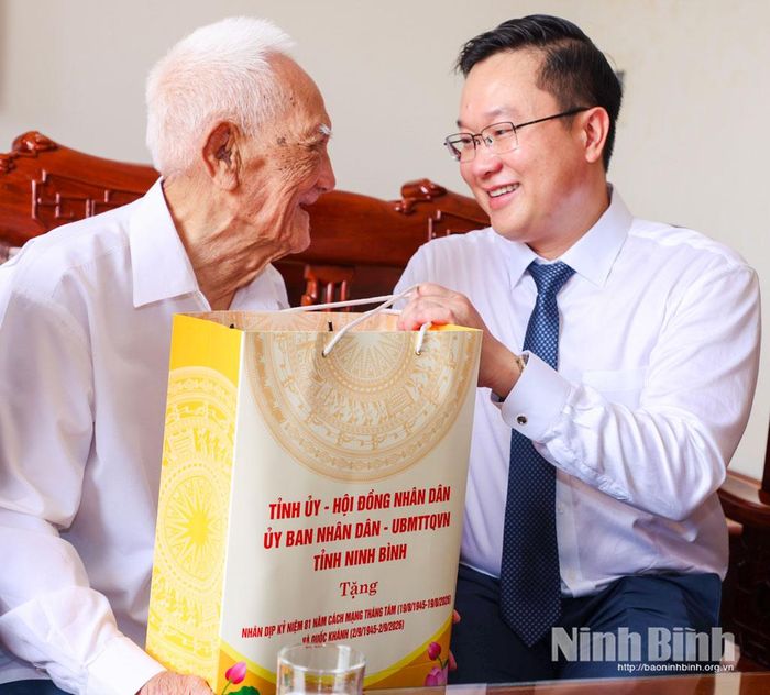 Đồng chí Trần Đăng Quỳnh, Ủy viên dự khuyết Trung ương Đảng, Phó Bí thư Thường trực Tỉnh ủy thăm, tặng quà gia đình cụ Nguyễn Châu Hợp, Cán bộ Lão thành cách mạng, trú tại tổ dân phố 2, phường Tam Điệp.