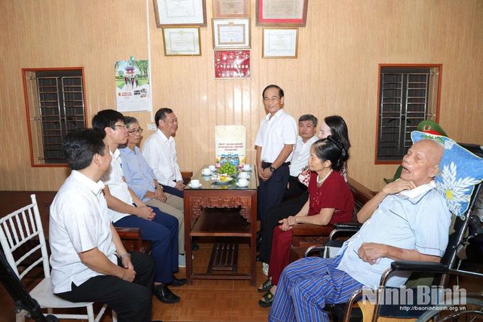 Đồng chí Lê Quốc Chỉnh, Phó Bí thư Tỉnh ủy, Chủ tịch HĐND tỉnh thăm, tặng quà gia đình cụ Trần Kim Thành, cán bộ tiền khởi nghĩa, thôn Ngọc Quán, xã Nam Hồng.