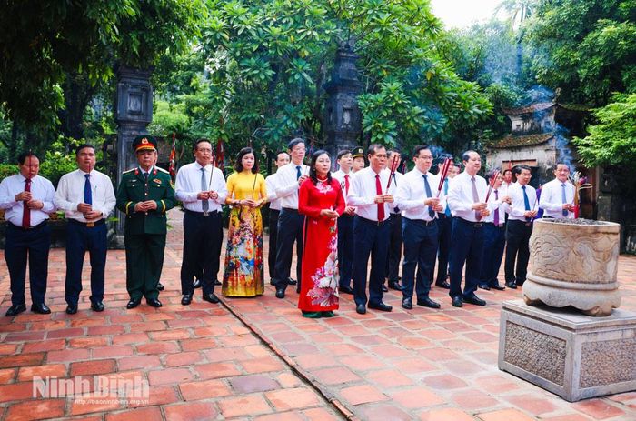 Đoàn đại biểu lãnh đạo tỉnh dâng hương tại Đền thờ Vua Lê Đại Hành. Ảnh: Đức Lam