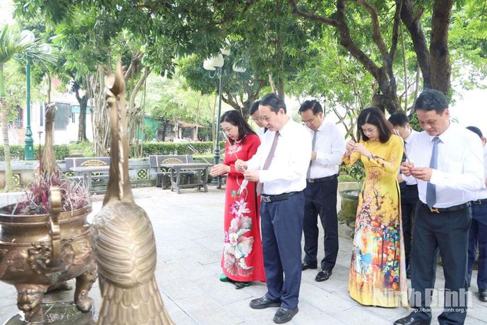Đoàn đại biểu lãnh đạo tỉnh dâng hương tại Đền thờ 10 Nữ Anh hùng liệt sỹ dân quân pháo phòng không Lam Hạ (phường Hà Nam). Ảnh: Nguyễn Oanh