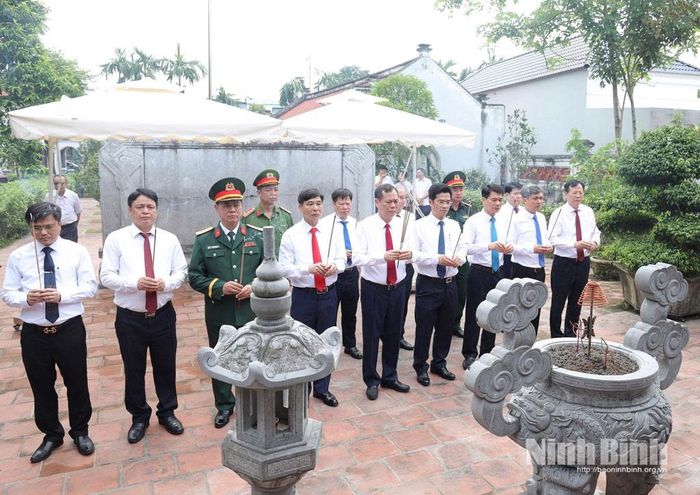 Đoàn đại biểu lãnh đạo tỉnh dâng hương tại Khu tưởng niệm đồng chí Lê Đức Thọ. Ảnh: Văn Huỳnh