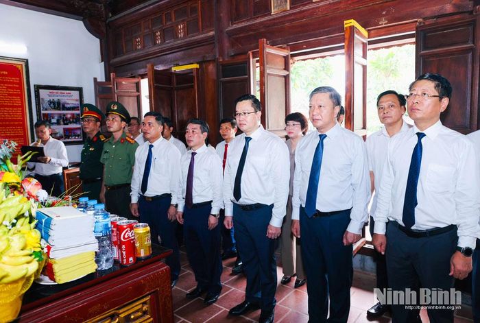 Đoàn đại biểu lãnh đạo tỉnh dâng hương tại Nhà tưởng niệm đồng chí Tạ Uyên. Ảnh: Đức Lam