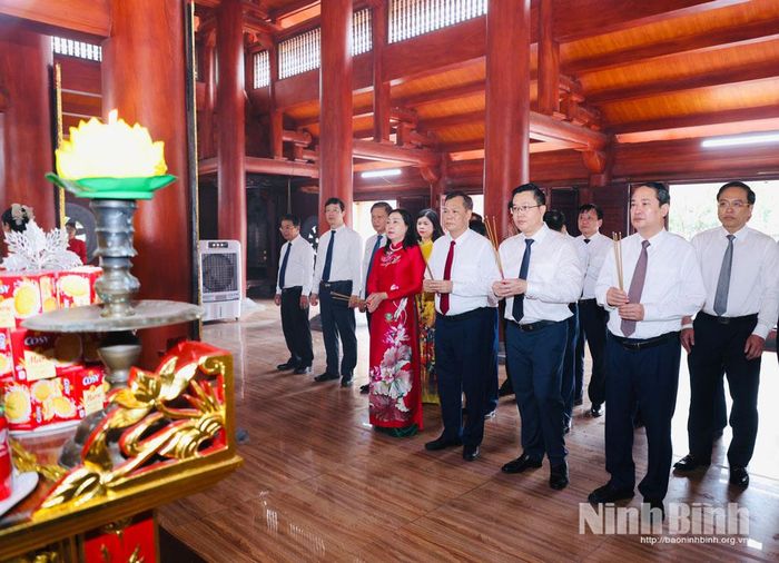 Đoàn đại biểu lãnh đạo tỉnh dâng hương tại Đền thờ Liệt sĩ tỉnh (phường Hoa Lư). Ảnh: Đức Lam