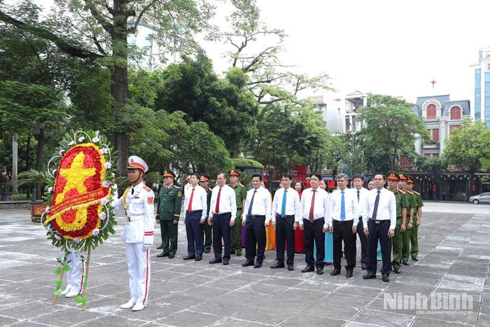 Đoàn đại biểu lãnh đạo tỉnh đặt vòng hoa, dâng hương tưởng niệm các Anh hùng liệt sĩ tại Đài tưởng niệm Liệt sĩ khu vực Nam Định (phường Nam Định). Ảnh: Văn Huỳnh