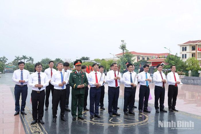 Đoàn đại biểu lãnh đạo tỉnh dâng hương tại Tượng đài Tổng Bí thư Trường Chinh (xã Xuân Trường). Ảnh: Văn Huỳnh