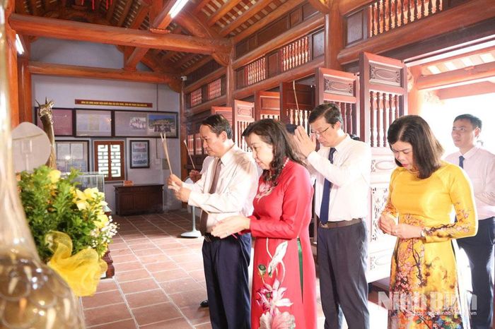 Đoàn đại biểu lãnh đạo tỉnh dâng hương tưởng niệm đồng chí Lương Khánh Thiện, nguyên Bí thư Xứ ủy Bắc Kỳ (phường Hà Nam). Ảnh: Nguyễn Oanh