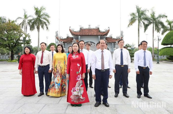 Đoàn đại biểu lãnh đạo tỉnh dâng hương tại Đền thờ Liệt sĩ tỉnh khu vực Hà Nam (phường Hà Nam). Ảnh: Nguyễn Oanh