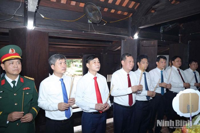 Đoàn đại biểu lãnh đạo tỉnh dâng hương tại Khu lưu niệm Tổng Bí thư Trường Chinh (xã Xuân Hồng). Ảnh: Văn Huỳnh