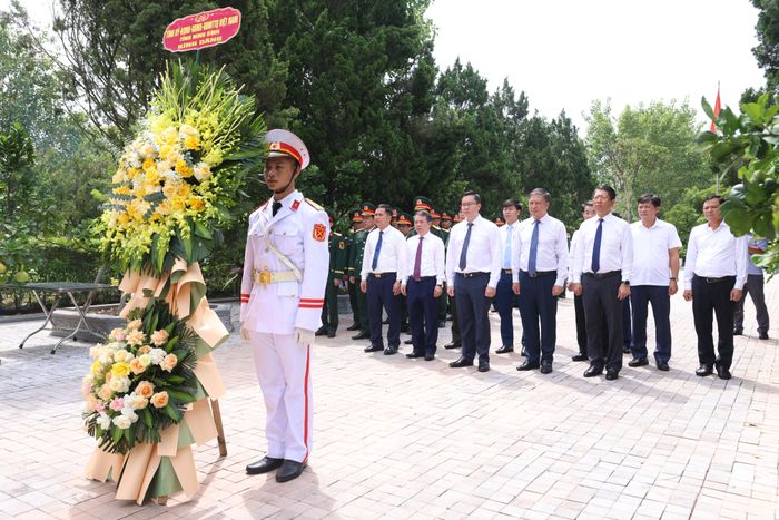 Đoàn đại biểu lãnh đạo tỉnh dâng hương, viếng mộ cố Chủ tịch nước Trần Đại Quang tại xã Quang Thiện. Ảnh: Đức Lam