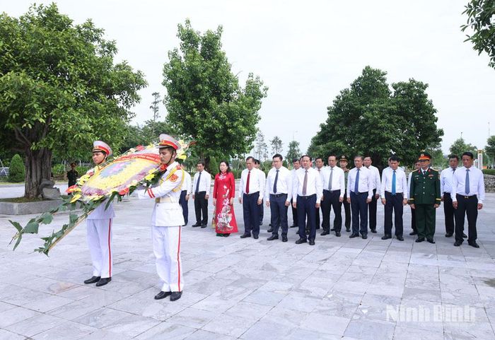 Đoàn đại biểu lãnh đạo tỉnh đặt vòng hoa tại Đài tưởng niệm các Anh hùng liệt sĩ tỉnh Ninh Bình. Ảnh: Đức Lam